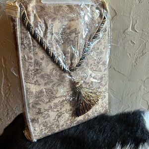 Hi End Accent Table Runner ✨ BNWT ✨